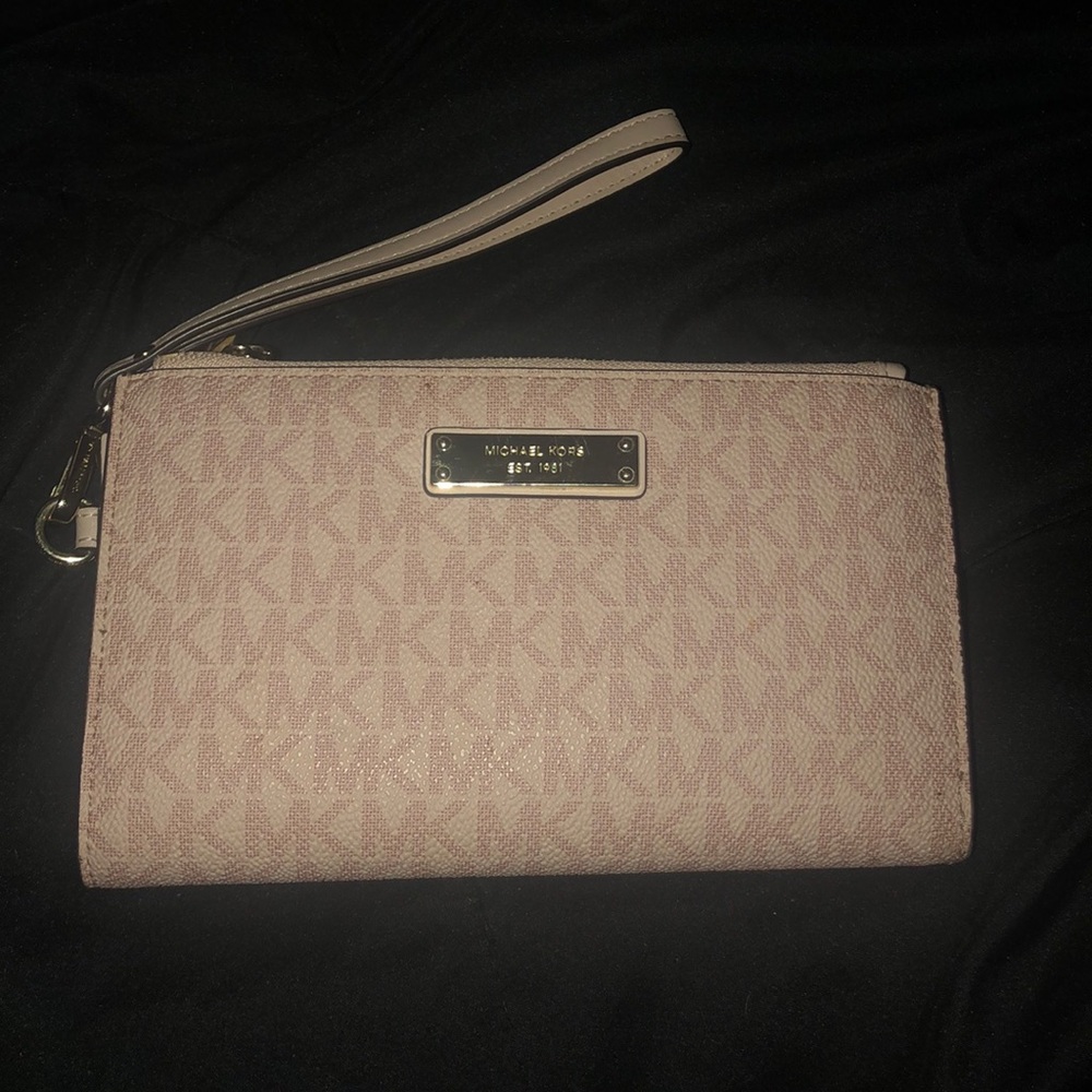 Micheal Kors Clutch